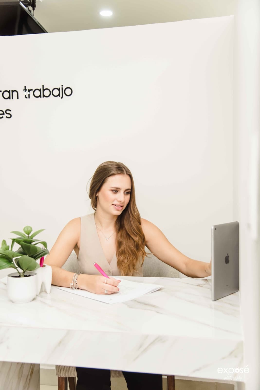 La Dra. Vanessa Ramírez revisando un plan de tratamiento en su escritorio