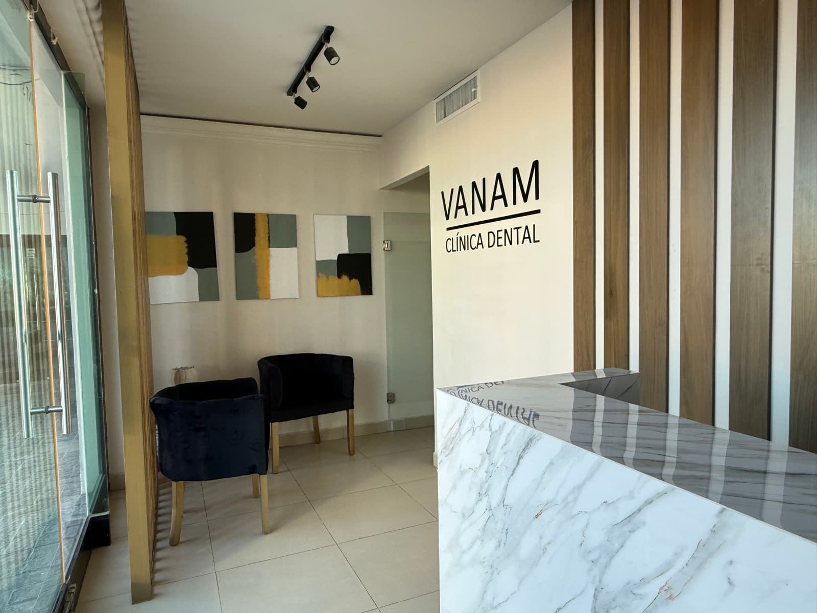 Recepción de Vanam Clínica Dental en Torreón